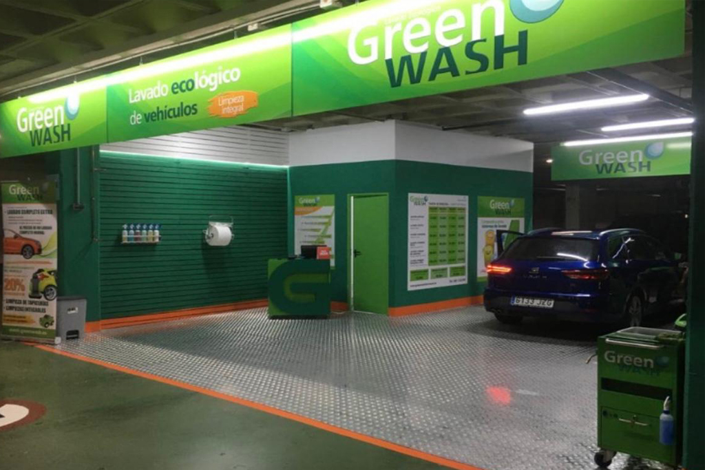 Coche blanco en parking subterráneo de Green Wash