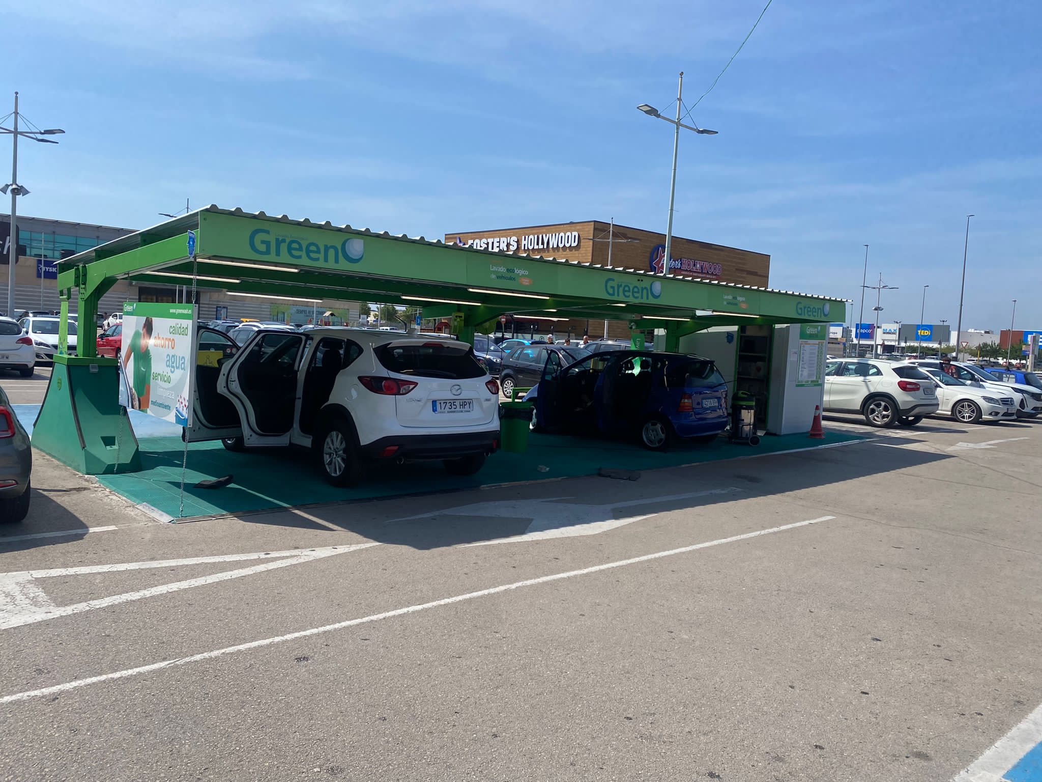 Coche blanco en parking subterráneo de Green Wash